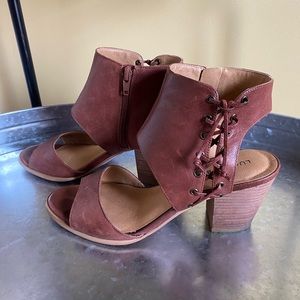 Lucky Brand brown heals with laced detail